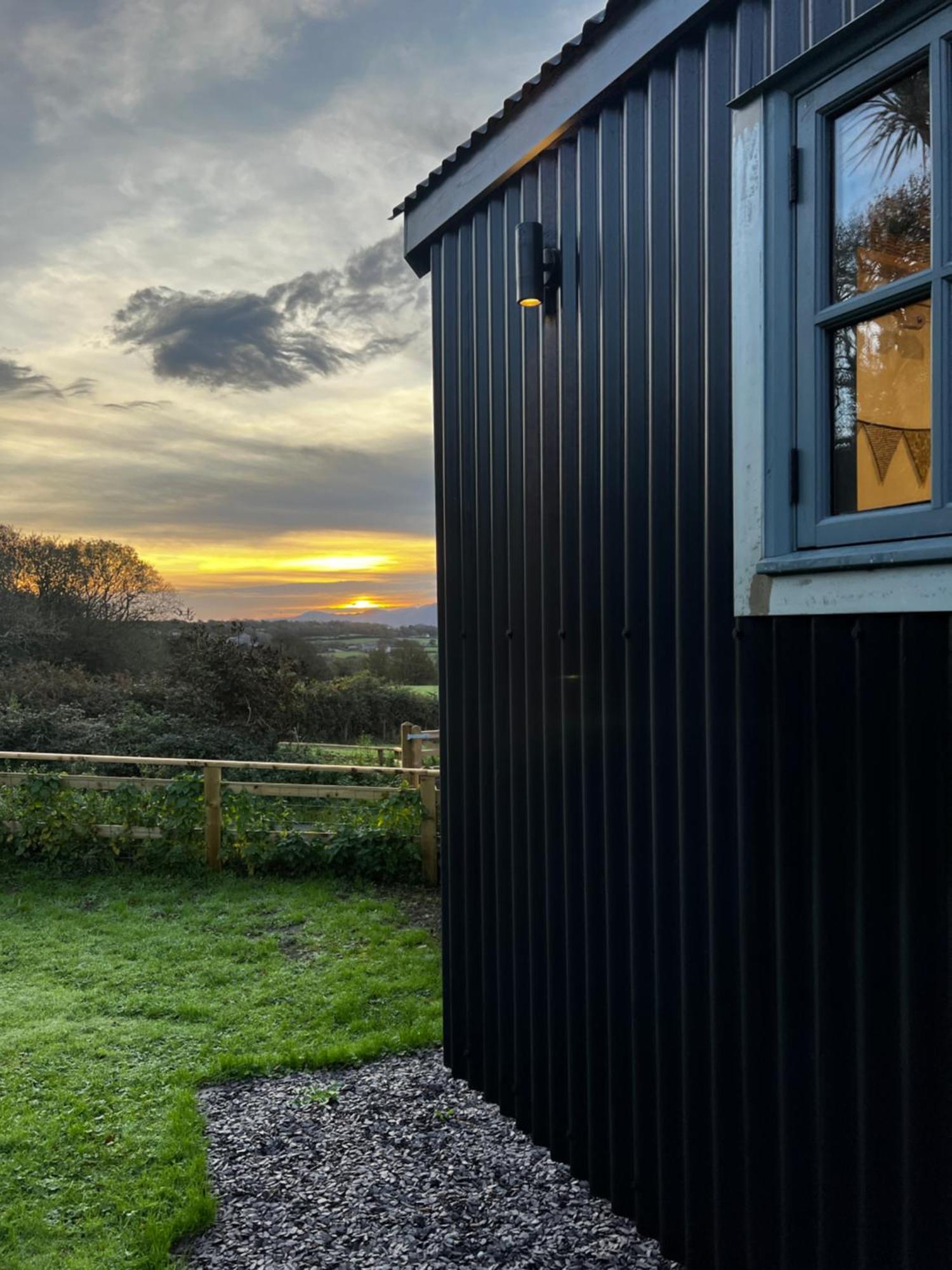 Mountain View Shepherd'S Hut For 2 Adults, 1 Dog Villa Llangoed Exterior foto