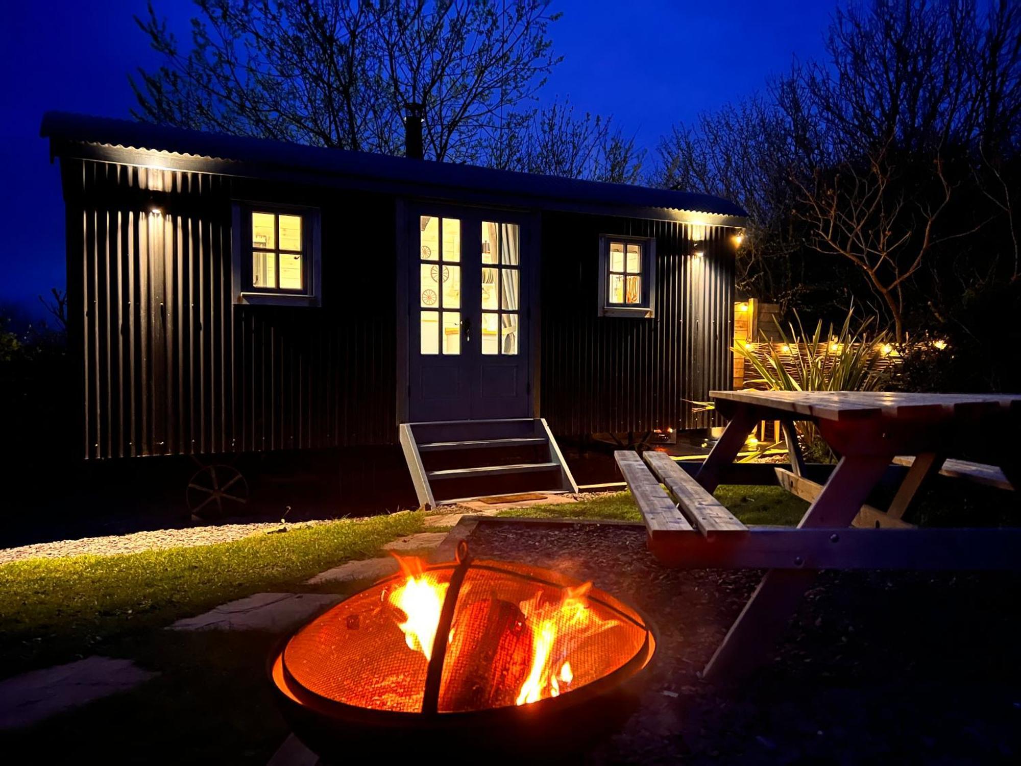 Mountain View Shepherd'S Hut For 2 Adults, 1 Dog Villa Llangoed Exterior foto